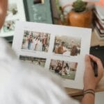 Projektantka przy biurku porównia wydruki z projektem na laptopie