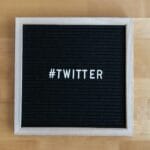 Tablica z napisem hashtag Twitter na tle biurowym