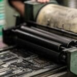 Zbliżenie na przemysłową maszynę drukarską w trakcie pracy
