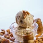 Domowe lody figowo-migdałowe w szklanej misce, obok świeże figi i migdały