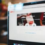 Formularz opinii o dostawie na ekranie laptopa w sklepie internetowym