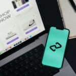 Smartfon i laptop z otwartymi stronami sklepów internetowych