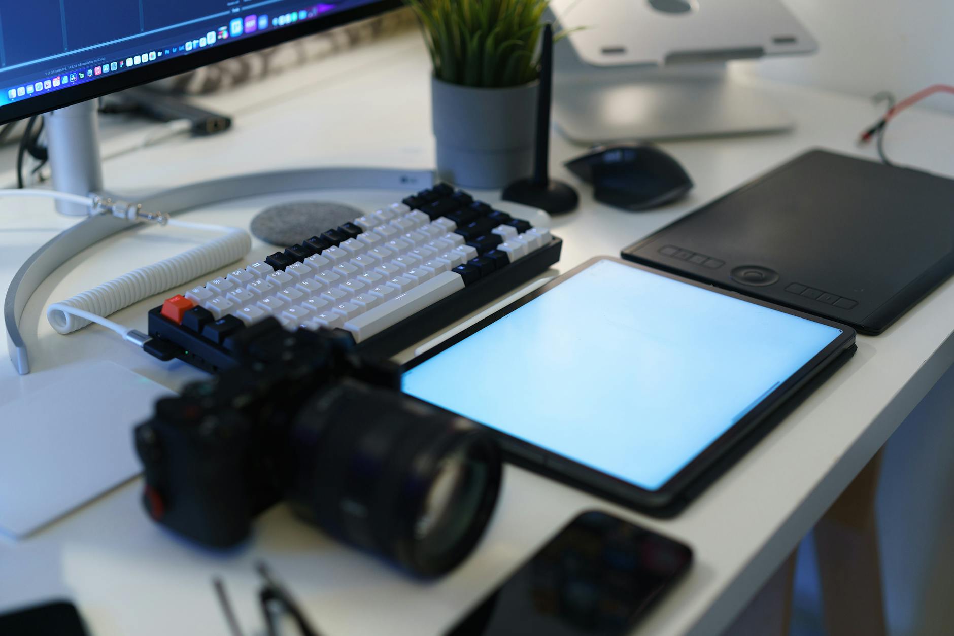 Stawka godzinowa czy za projekt: jak rozliczać się za pracę w grafice Domowe biuro grafika z tabletem, aparatem i ergonomiczną klawiaturą