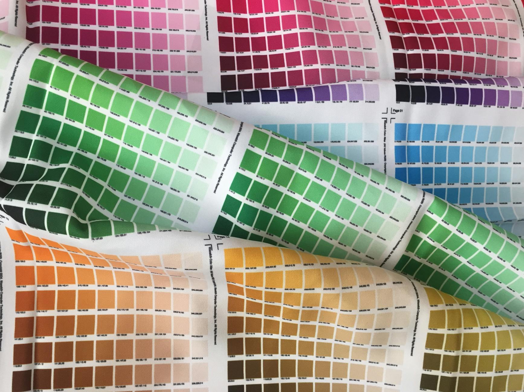 Próbnik tkanin z wieloma intensywnymi kolorami zbliżenie