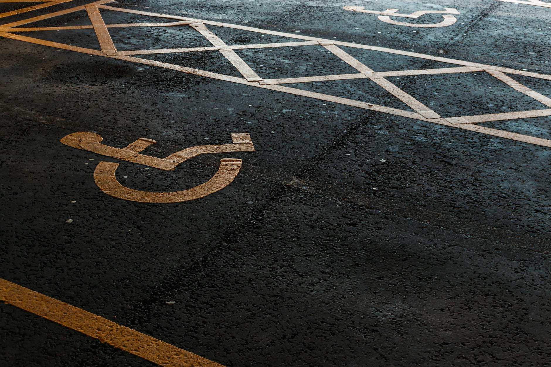 Symbol miejsca parkingowego dla osób z niepełnosprawnościami o zmierzchu