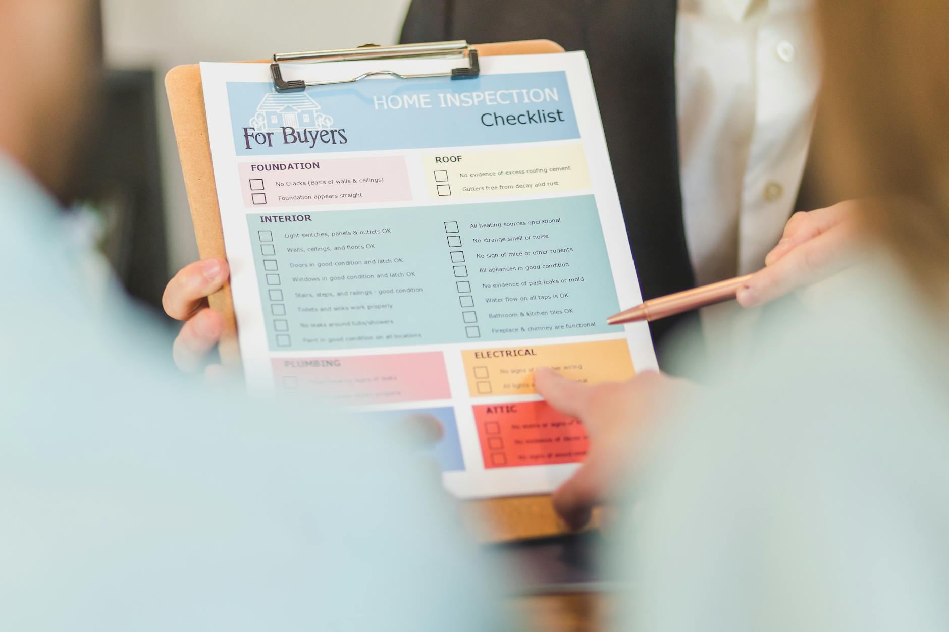 Dłoń trzymająca checklistę na clipboardzie podczas wypełniania formularza