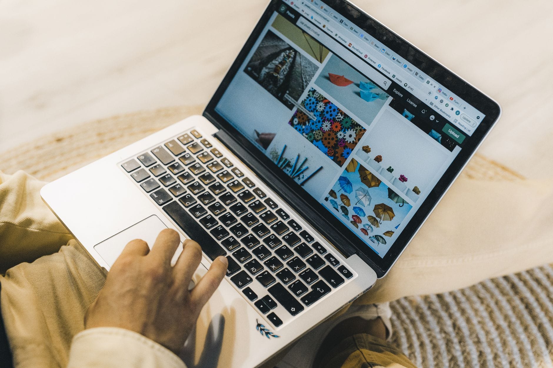 Osoba przegląda na laptopie serwis ze zdjęciami stockowymi