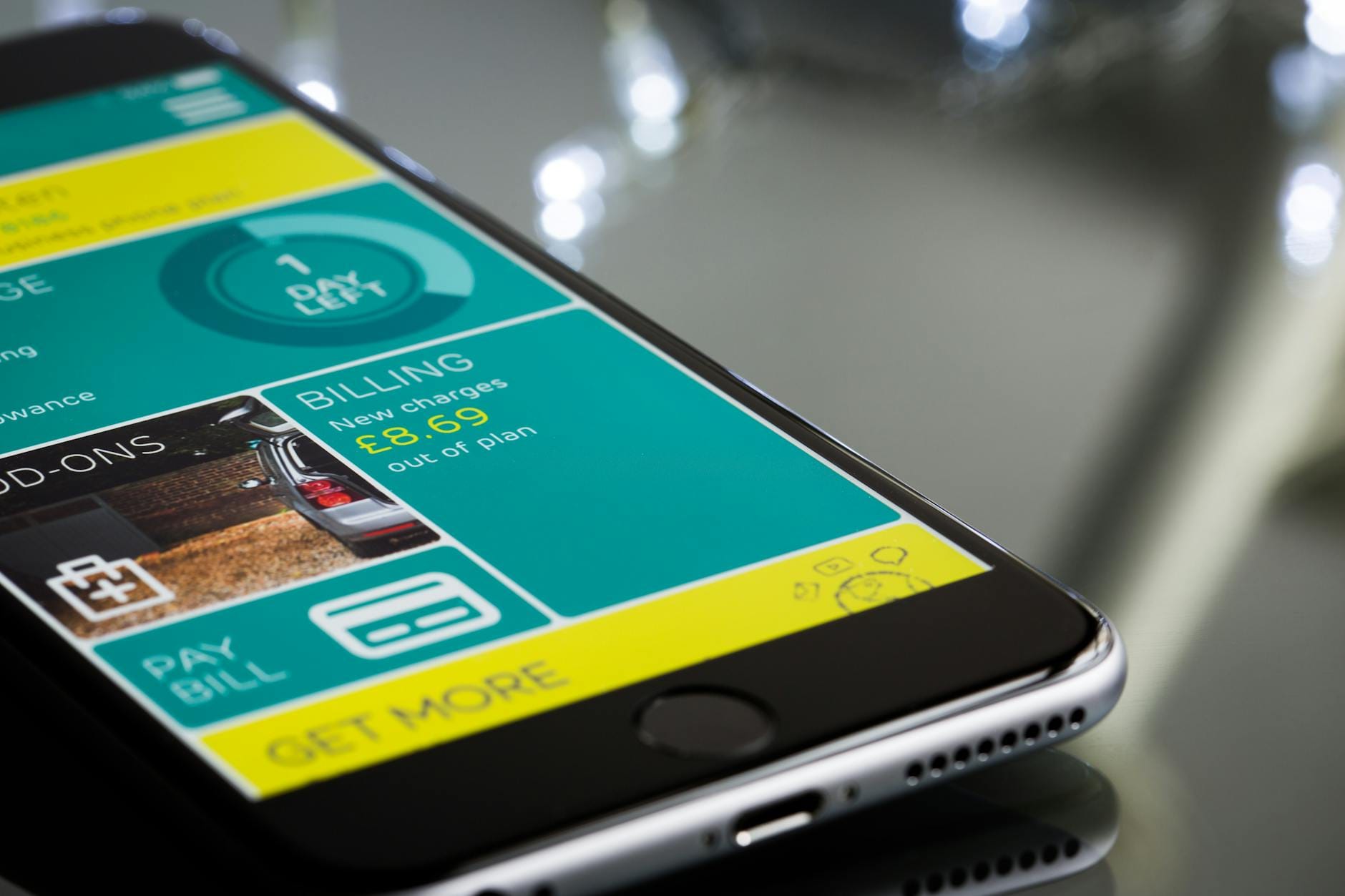 Smartfon z ekranem aplikacji do rachunków leżący na lśniącej powierzchni