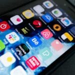 Smartfon z ikonami aplikacji ilustrujący onboarding i doświadczenie użytkownika
