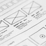 Szkic ręcznego wireframe’u dashboardu UX na kartce papieru