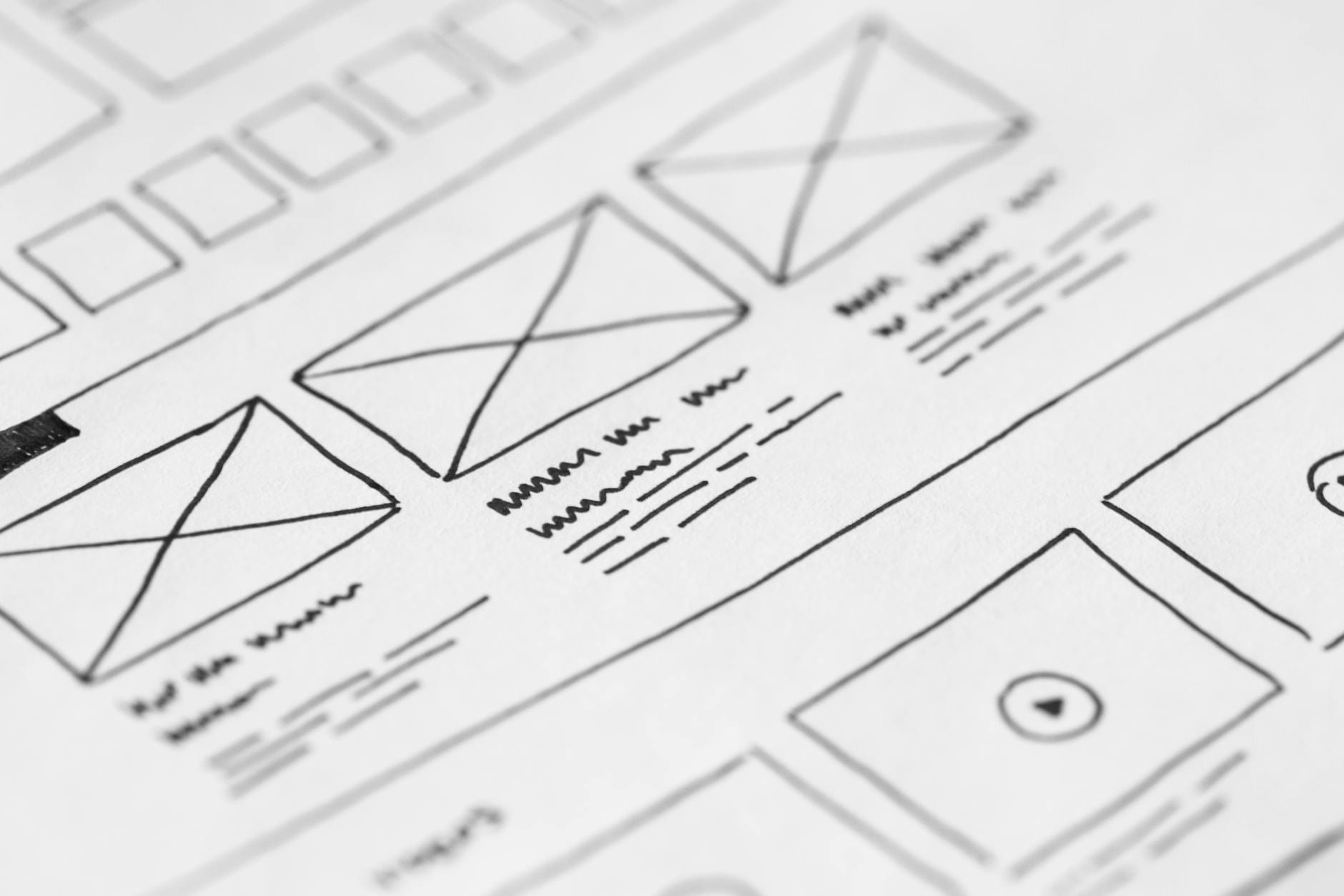 Szkic ręcznego wireframe’u dashboardu UX na kartce papieru