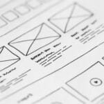 Szkic ręcznie rysowanego wireframe UX na kartce papieru