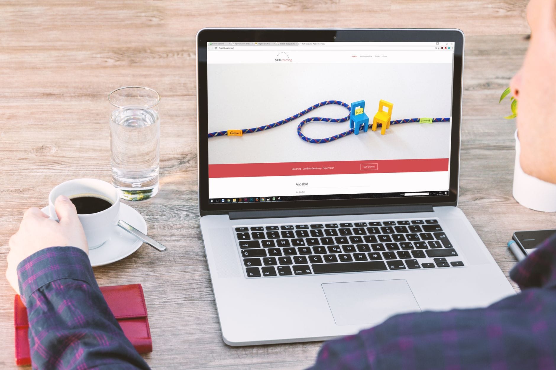 Jak projektować stronę marki osobistej: sekcje, zdjęcia i treści, które budują zaufanie online Biurko z laptopem, kawą i szklanką wody przy pracy online