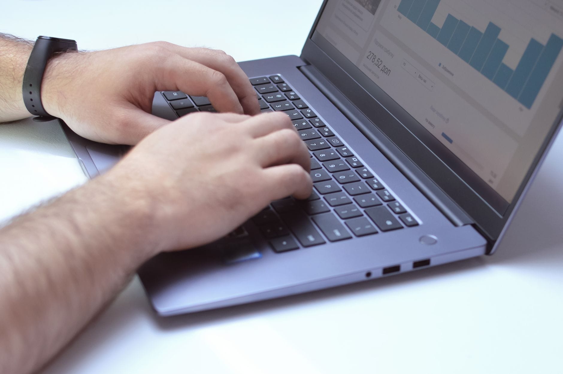 Marketer analizuje dane na netbooku w biurze z góry