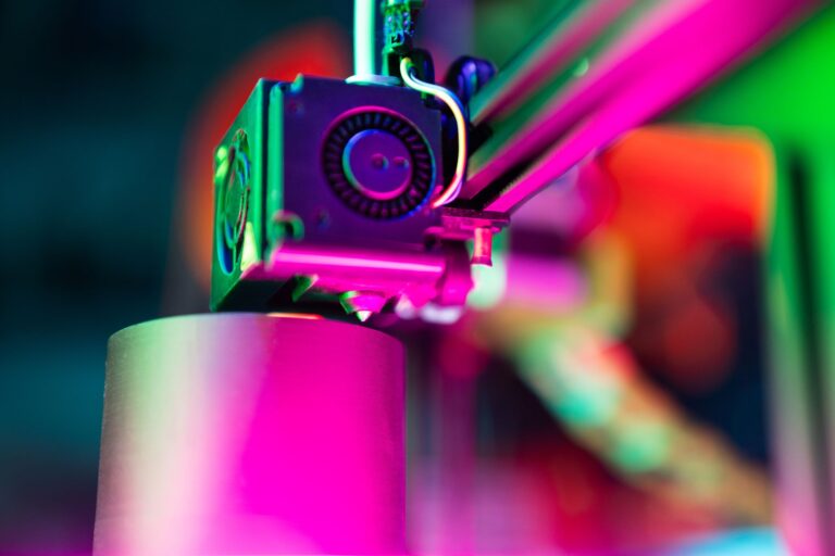 Drukarka 3D podczas pracy w neonowym oświetleniu